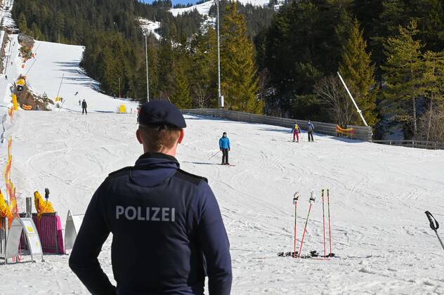 Die Polizei und die Alpin Polizei kontrollieren bei Skigebiet Rosshütte ob die Wintersportler auch ein Freitest Attest mitführen