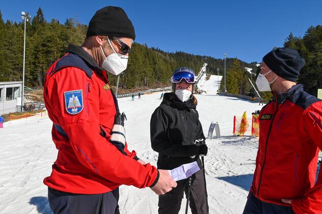 Die Polizei und die Alpin Polizei kontrollieren bei Skigebiet Rosshütte ob die Wintersportler auch ein Freitest Attest mitführen