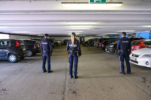 Die Polizei und die Alpin Polizei kontrollieren bei Skigebiet Rosshütte ob die Wintersportler auch ein Freitest Attest mitführen