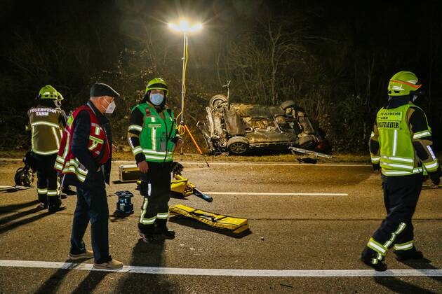 Tödlicher Unfall nach Vorfahrtsverletzung im Einmündungsbereich. Rettungskräfte können 43-Jährigen nicht mehr retten. 23.02.2021: Am Montag gegen 22.30 Uhr befuhr ein 43-jähriger Opel Corsa Fahrer von Bietigheim-Bissingen kommend die Porschestraße in Richtung der Kreisstraße 1671. An der Einmündung in die Kreisstraße beachtet der Opel Corsa Fahrer nicht die Vorfahrt eines 36-jährigen Audi Fahrers, welcher von links aus Richtung der Bundestraße 27 kam und in Richtung Tamm fuhr. Bei der Kollision wurde der 43-jährige in seinem Opel Corsa eingeklemmt und musste von der Feuerwehr aus seinem Fahrzeug befreit werden. Der 43-Jährige verstarb noch an der Unfallstelle. Der Audi wurde nach links abgewiesen, überschlug sich und kam im Straßengraben z