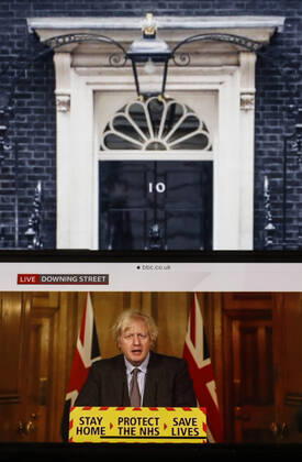 Coronavirus in Großbritannien, Boris Johnson präsentiert Strategie für Ende des Lockdowns (210223) -- LONDON, Feb. 23, 2021 -- Photo taken on Feb. 22, 2021 shows a screen displaying British Prime Minister Boris Johnson addressing the nation at 10 Downing Street, in London, Britain. British Prime Minister Boris Johnson announced Monday that schools in England will reopen from March 8 as part of the roadmap to ease the current coronavirus lockdown. ) BRITAIN-LONDON-COVID-19-DOWNING STREET BRIEFING HanxYan