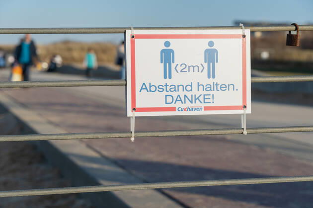 Schild Abstand halten an der Strandpromenade in Cuxhaven in Niedersachsen;Schild Abstand halten an der Strandpromenade in Cuxhaven in Niedersachsen, Hamburg Hamburg Deutschland Cinemaxx Dammtor