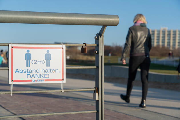Schild Abstand halten an der Strandpromenade in Cuxhaven in Niedersachsen;Schild Abstand halten an der Strandpromenade in Cuxhaven in Niedersachsen, Hamburg Hamburg Deutschland Cinemaxx Dammtor