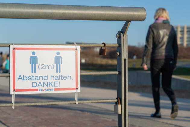 Schild Abstand halten an der Strandpromenade in Cuxhaven in Niedersachsen;Schild Abstand halten an der Strandpromenade in Cuxhaven in Niedersachsen, Hamburg Hamburg Deutschland Cinemaxx Dammtor