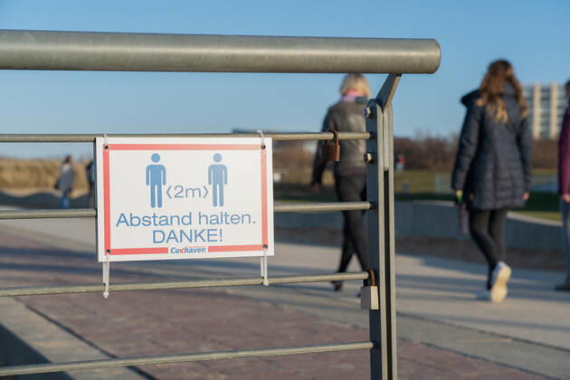 Schild Abstand halten an der Strandpromenade in Cuxhaven in Niedersachsen;Schild Abstand halten an der Strandpromenade in Cuxhaven in Niedersachsen, Hamburg Hamburg Deutschland Cinemaxx Dammtor