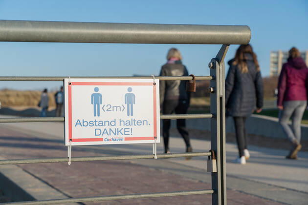 Schild Abstand halten an der Strandpromenade in Cuxhaven in Niedersachsen;Schild Abstand halten an der Strandpromenade in Cuxhaven in Niedersachsen, Hamburg Hamburg Deutschland Cinemaxx Dammtor