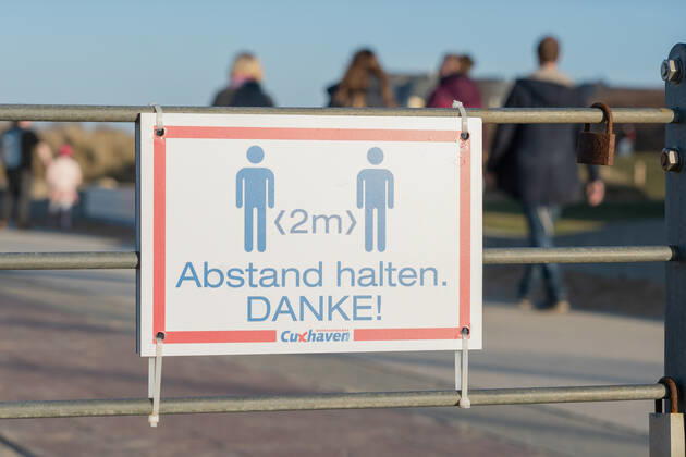 Schild Abstand halten an der Strandpromenade in Cuxhaven in Niedersachsen;Schild Abstand halten an der Strandpromenade in Cuxhaven in Niedersachsen, Hamburg Hamburg Deutschland Cinemaxx Dammtor