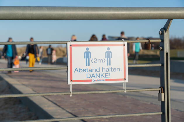 Schild Abstand halten an der Strandpromenade in Cuxhaven in Niedersachsen;Schild Abstand halten an der Strandpromenade in Cuxhaven in Niedersachsen, Hamburg Hamburg Deutschland Cinemaxx Dammtor