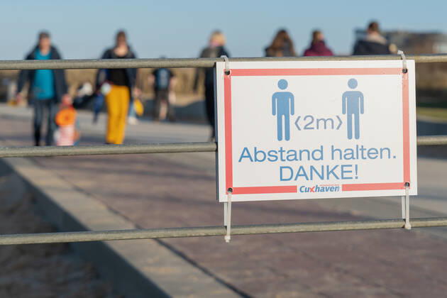 Schild Abstand halten an der Strandpromenade in Cuxhaven in Niedersachsen;Schild Abstand halten an der Strandpromenade in Cuxhaven in Niedersachsen, Hamburg Hamburg Deutschland Cinemaxx Dammtor