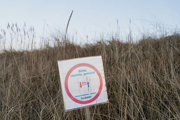 Schild Abstand halten an der Strandpromenade in Cuxhaven in Niedersachsen;Schild Abstand halten an der Strandpromenade in Cuxhaven in Niedersachsen, Hamburg Hamburg Deutschland Cinemaxx Dammtor