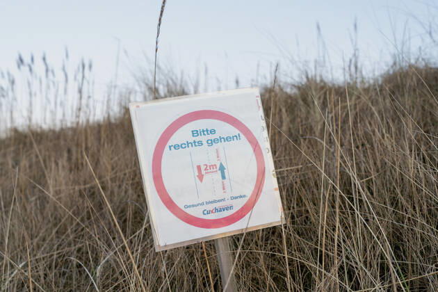 Schild Abstand halten an der Strandpromenade in Cuxhaven in Niedersachsen;Schild Abstand halten an der Strandpromenade in Cuxhaven in Niedersachsen, Hamburg Hamburg Deutschland Cinemaxx Dammtor