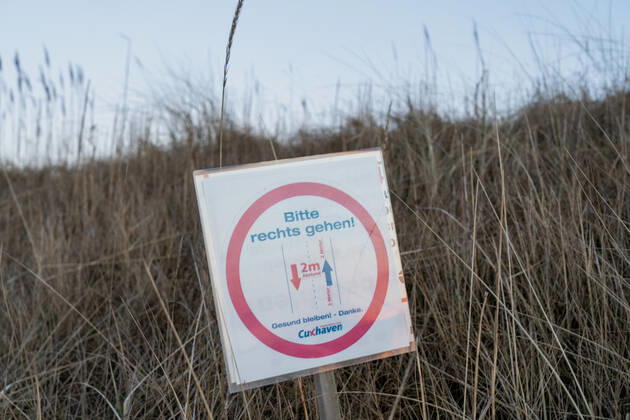 Schild Abstand halten an der Strandpromenade in Cuxhaven in Niedersachsen;Schild Abstand halten an der Strandpromenade in Cuxhaven in Niedersachsen, Hamburg Hamburg Deutschland Cinemaxx Dammtor