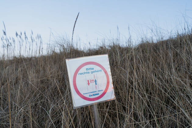 Schild Abstand halten an der Strandpromenade in Cuxhaven in Niedersachsen;Schild Abstand halten an der Strandpromenade in Cuxhaven in Niedersachsen, Hamburg Hamburg Deutschland Cinemaxx Dammtor