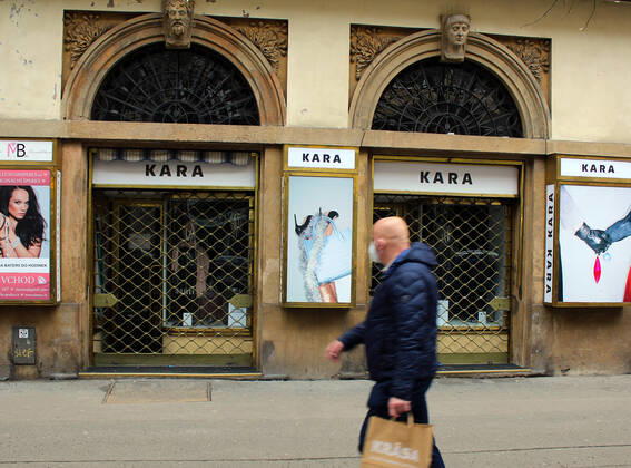 Coronavirus in Tschechien, Eindrücke aus Prag The Czech Constitutional Court (US) has complied with the request of 63 senators and cancelled some anti-epidemic restrictions concerning retail stores as they were not justified thoroughly, the US wrote on its website today. For instance, the court contested the selection of shops that were allowed to remain open amid the nationwide closure of shops. While brick-and-mortar shoe and clothing stores had to be closed, florist s shops, hardware and ammunition stores were allowed to run. Closed shops in city center of Prague, Czech Republic, February 22, 2021. (CTKxPhoto MilosxRuml) CTKPhotoF202102221187801