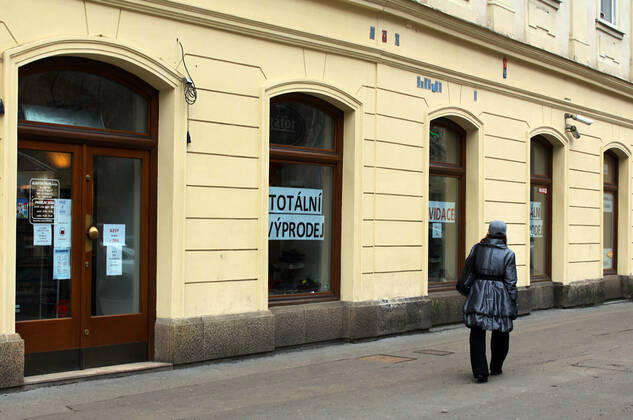 Coronavirus in Tschechien, Eindrücke aus Prag The Czech Constitutional Court (US) has complied with the request of 63 senators and cancelled some anti-epidemic restrictions concerning retail stores as they were not justified thoroughly, the US wrote on its website today. For instance, the court contested the selection of shops that were allowed to remain open amid the nationwide closure of shops. While brick-and-mortar shoe and clothing stores had to be closed, florist s shops, hardware and ammunition stores were allowed to run. Closed shops in city center of Prague, Czech Republic, February 22, 2021. (CTKxPhoto MilosxRuml) CTKPhotoF202102221188301