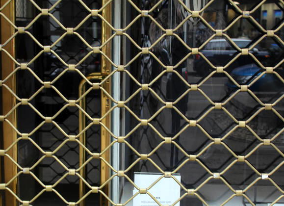 Coronavirus in Tschechien, Eindrücke aus Prag The Czech Constitutional Court (US) has complied with the request of 63 senators and cancelled some anti-epidemic restrictions concerning retail stores as they were not justified thoroughly, the US wrote on its website today. For instance, the court contested the selection of shops that were allowed to remain open amid the nationwide closure of shops. While brick-and-mortar shoe and clothing stores had to be closed, florist s shops, hardware and ammunition stores were allowed to run. Closed shops in city center of Prague, Czech Republic, February 22, 2021. (CTKxPhoto MilosxRuml) CTKPhotoF202102221189901