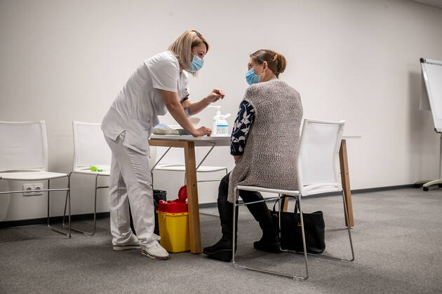 Coronavirus in Estland, Lehrkräfte werden geimpft 22.02.2021. Tallinn. petajate vaktsineerimine Mustamäe tervisekeskuses. Covid-19. Coronavirus vaccination of teachers in Mustamäe Health Center. Covid-19. Foto Sander Ilvest, Postimees Tallinn Harjumaa Estonia 1SI22FEB21B27 Copyright: xSanderxIlvestx