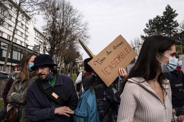 February 22, 2021, Brussels, Puglia, Belgium: Students protest against the isolation and precariousness due to the Covid-19 crisis at the Libre University (ULB) in Brussels. The students are asking, among others, for the reopening of audiences, the resumption of extra-curricular activities, the resumption of sport, free psychological support, and a Covid-19 grant. Brussels, Belgium, February 22, 2021. Brussels Belgium - ZUMAm177 20210222_zip_m177_022 Copyright: xValeriaxMongellix