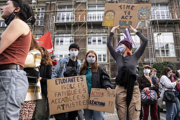 February 22, 2021, Brussels, Puglia, Belgium: Students protest against the isolation and precariousness due to the Covid-19 crisis at the Libre University (ULB) in Brussels. The students are asking, among others, for the reopening of audiences, the resumption of extra-curricular activities, the resumption of sport, free psychological support, and a Covid-19 grant. Brussels, Belgium, February 22, 2021. Brussels Belgium - ZUMAm177 20210222_zip_m177_023 Copyright: xValeriaxMongellix