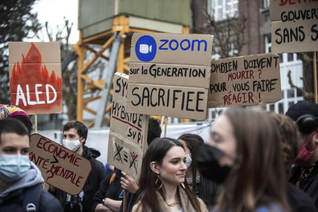 February 22, 2021, Brussels, Puglia, Belgium: Students protest against the isolation and precariousness due to the Covid-19 crisis at the Libre University (ULB) in Brussels. The students are asking, among others, for the reopening of audiences, the resumption of extra-curricular activities, the resumption of sport, free psychological support, and a Covid-19 grant. Brussels, Belgium, February 22, 2021. Brussels Belgium - ZUMAm177 20210222_zip_m177_025 Copyright: xValeriaxMongellix