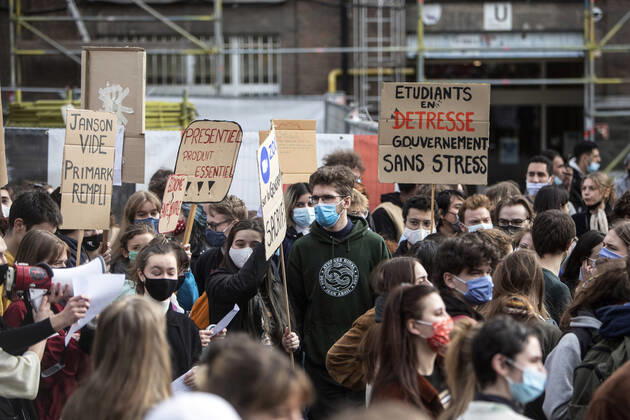 February 22, 2021, Brussels, Puglia, Belgium: Students protest against the isolation and precariousness due to the Covid-19 crisis at the Libre University (ULB) in Brussels. The students are asking, among others, for the reopening of audiences, the resumption of extra-curricular activities, the resumption of sport, free psychological support, and a Covid-19 grant. Brussels, Belgium, February 22, 2021. Brussels Belgium - ZUMAm177 20210222_zip_m177_026 Copyright: xValeriaxMongellix