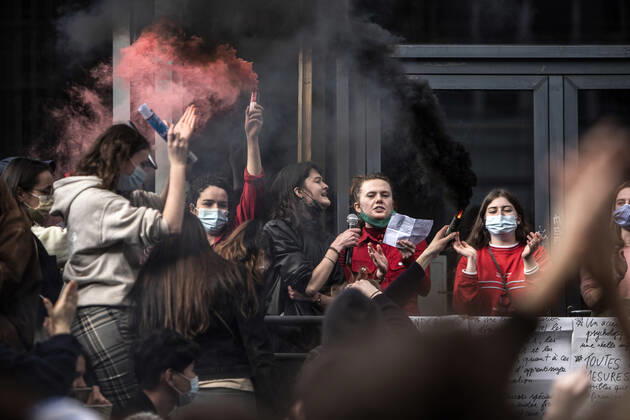 February 22, 2021, Brussels, Puglia, Belgium: Students protest against the isolation and precariousness due to the Covid-19 crisis at the Libre University (ULB) in Brussels. The students are asking, among others, for the reopening of audiences, the resumption of extra-curricular activities, the resumption of sport, free psychological support, and a Covid-19 grant. Brussels, Belgium, February 22, 2021. Brussels Belgium - ZUMAm177 20210222_zip_m177_027 Copyright: xValeriaxMongellix