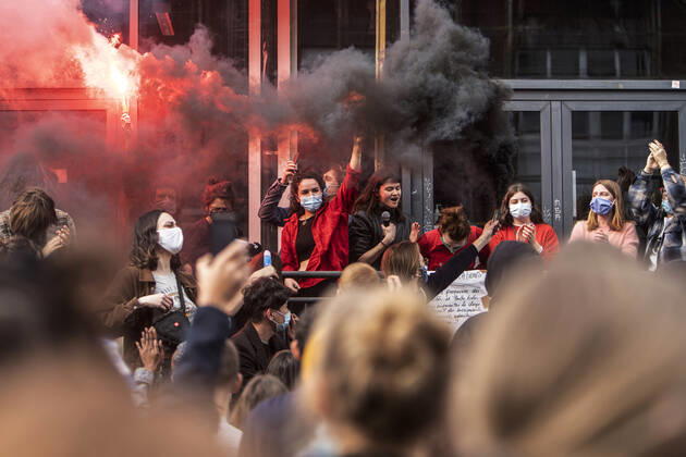 February 22, 2021, Brussels, Puglia, Belgium: Students protest against the isolation and precariousness due to the Covid-19 crisis at the Libre University (ULB) in Brussels. The students are asking, among others, for the reopening of audiences, the resumption of extra-curricular activities, the resumption of sport, free psychological support, and a Covid-19 grant. Brussels, Belgium, February 22, 2021. Brussels Belgium - ZUMAm177 20210222_zip_m177_028 Copyright: xValeriaxMongellix