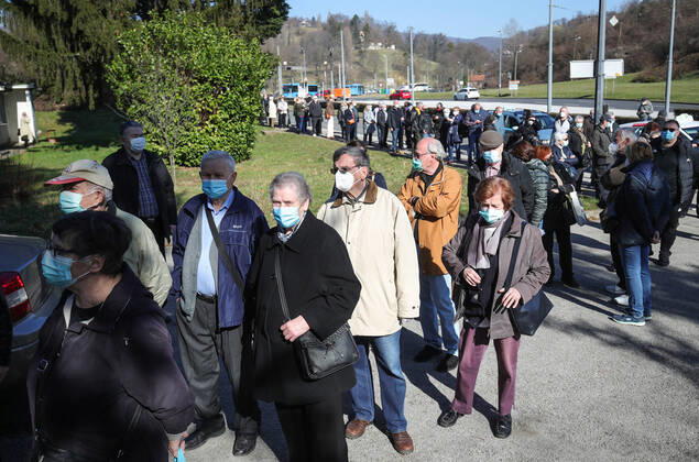 News Bilder des Tages Vaccination in Zagreb, Croatia People wait in line to receive coronavirus disease (COVID-19) vaccine during a mass vaccination in Zagreb, Croatia on February 23, 2021. SanjinxStrukic PIXSELL