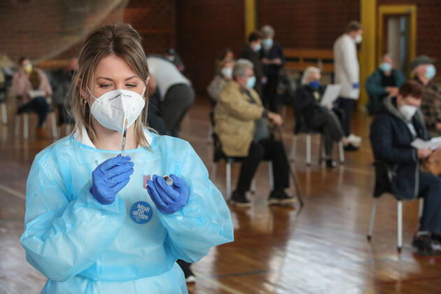 News Bilder des Tages Vaccination in Zagreb, Croatia A medical worker prepares COVID-19 vaccine injection, in Zagreb, Croatia on February 23, 2021. SanjinxStrukic PIXSELL