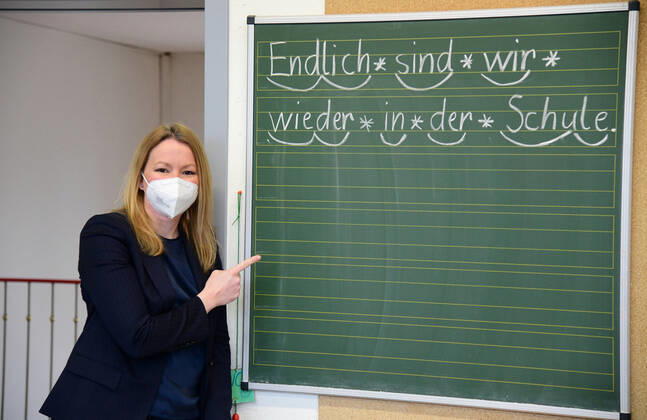 Saarlands Bildungsministerin Christine Streichert-Clivot (SPD) besucht zum Start des Wechselunterrichts nach dem 2. Lockdown am Montag (22.2.2021) die Grundschule in Lautzkirchen.