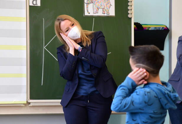 Saarlands Bildungsministerin Christine Streichert-Clivot (SPD) besucht zum Start des Wechselunterrichts nach dem 2. Lockdown am Montag (22.2.2021) die Grundschule in Lautzkirchen.