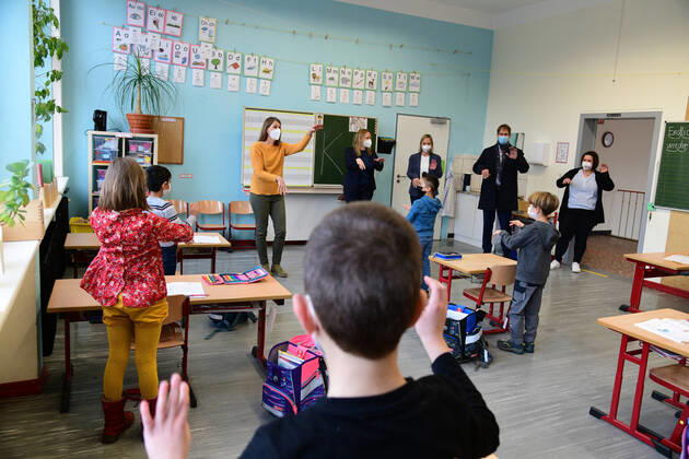 Saarlands Bildungsministerin Christine Streichert-Clivot (SPD) besucht zum Start des Wechselunterrichts nach dem 2. Lockdown am Montag (22.2.2021) die Grundschule in Lautzkirchen.