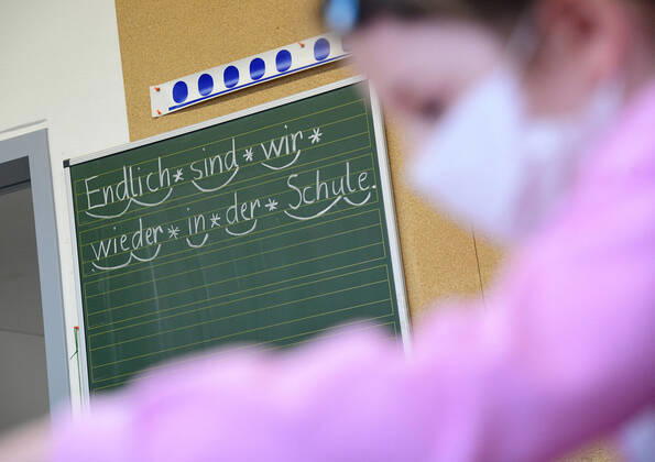 Saarlands Bildungsministerin Christine Streichert-Clivot (SPD) besucht zum Start des Wechselunterrichts nach dem 2. Lockdown am Montag (22.2.2021) die Grundschule in Lautzkirchen.