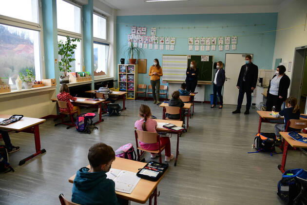 Saarlands Bildungsministerin Christine Streichert-Clivot (SPD) besucht zum Start des Wechselunterrichts nach dem 2. Lockdown am Montag (22.2.2021) die Grundschule in Lautzkirchen.