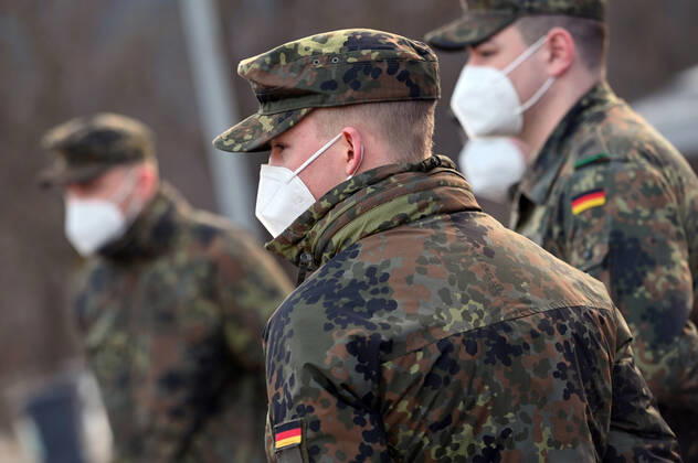 Themenbild Wehrpflicht,Soldaten,Dienstgrad.Rang,Rangabzeichen,Dienstgradabzeichen. Soldaten der Bundeswehr helfen bei der Testung von Einreisenden,sie tragen ffp2 Mundschutz,Maske. Grenzkontrollen an der oesterreichisch deutschen Grenze ,Grenzuebergang Kiefersfelden Grenzpolizisten kontrollieren Autofahrer bei der Einreise von Tirol Oesterreich nach Bayern Deutschland.