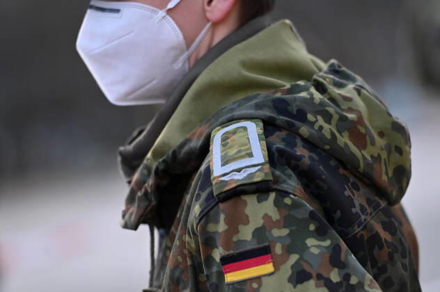 Themenbild Wehrpflicht,Soldaten,Dienstgrad.Rang,Rangabzeichen,Dienstgradabzeichen. Soldaten der Bundeswehr helfen bei der Testung von Einreisenden. Grenzkontrollen an der oesterreichisch deutschen Grenze ,Grenzuebergang Kiefersfelden Grenzpolizisten kontrollieren Autofahrer bei der Einreise von Tirol Oesterreich nach Bayern Deutschland.
