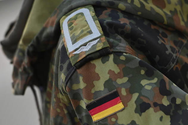 Themenbild Wehrpflicht,Soldaten,Dienstgrad.Rang,Rangabzeichen,Dienstgradabzeichen. Soldaten der Bundeswehr helfen bei der Testung von Einreisenden. Grenzkontrollen an der oesterreichisch deutschen Grenze ,Grenzuebergang Kiefersfelden Grenzpolizisten kontrollieren Autofahrer bei der Einreise von Tirol Oesterreich nach Bayern Deutschland.