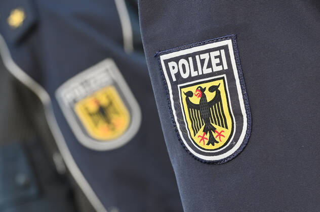 Themenbild Polizei. Abzeichen,Wappen am Oberarm,Polizeiabzeichen. Grenzkontrollen an der oesterreichisch deutschen Grenze ,Grenzuebergang Kiefersfelden Grenzpolizisten kontrollieren Autofahrer bei der Einreise von Tirol Oesterreich nach Bayern Deutschland.