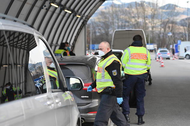 Grenzkontrollen an der oesterreichisch deutschen Grenze ,Grenzuebergang Kiefersfelden Grenzpolizisten kontrollieren Autofahrer bei der Einreise von Tirol Oesterreich nach Bayern Deutschland.