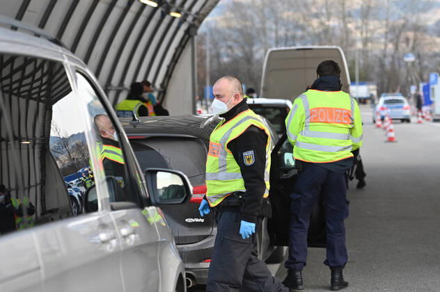 Grenzkontrollen an der oesterreichisch deutschen Grenze ,Grenzuebergang Kiefersfelden Grenzpolizisten kontrollieren Autofahrer bei der Einreise von Tirol Oesterreich nach Bayern Deutschland.