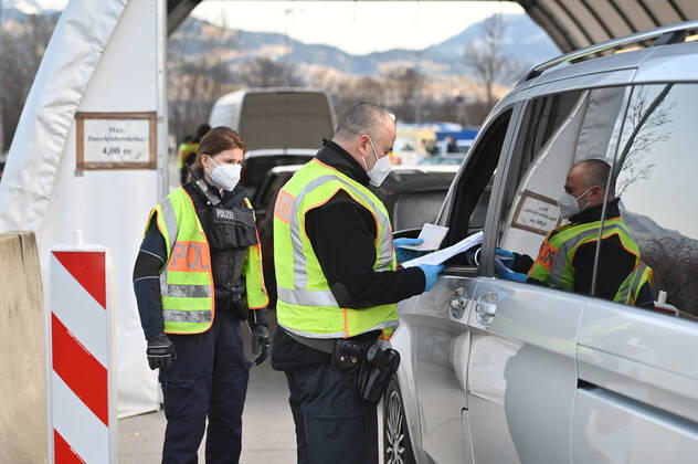 Grenzkontrollen an der oesterreichisch deutschen Grenze ,Grenzuebergang Kiefersfelden Grenzpolizisten kontrollieren Autofahrer bei der Einreise von Tirol Oesterreich nach Bayern Deutschland.