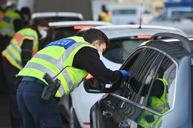 Grenzkontrollen an der oesterreichisch deutschen Grenze ,Grenzuebergang Kiefersfelden Grenzpolizisten kontrollieren Autofahrer bei der Einreise von Tirol Oesterreich nach Bayern Deutschland.