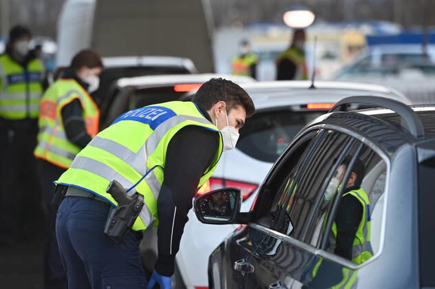 Grenzkontrollen an der oesterreichisch deutschen Grenze ,Grenzuebergang Kiefersfelden Grenzpolizisten kontrollieren Autofahrer bei der Einreise von Tirol Oesterreich nach Bayern Deutschland.