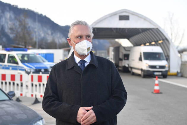 Bayerns Innenminister Joachim Herrmann informiert sich ueber Einreisekontrollen und Corona-Testungen in Kiefersfelden an der Grenze zu Tirol. Grenzkontrollen an der oesterreichisch deutschen Grenze ,Grenzuebergang Kiefersfelden Einreise von Tirol Oesterreich nach Bayern Deutschland.