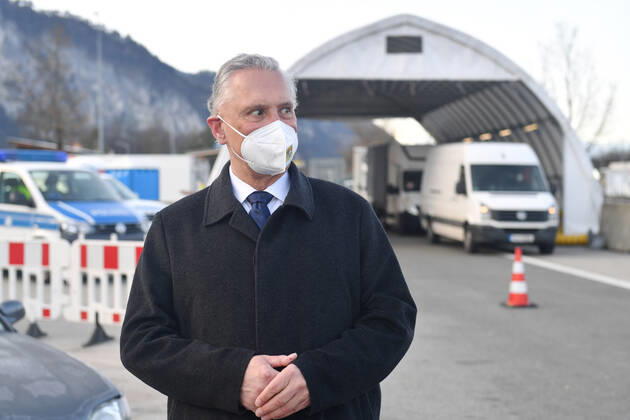 Bayerns Innenminister Joachim Herrmann informiert sich ueber Einreisekontrollen und Corona-Testungen in Kiefersfelden an der Grenze zu Tirol. Grenzkontrollen an der oesterreichisch deutschen Grenze ,Grenzuebergang Kiefersfelden Einreise von Tirol Oesterreich nach Bayern Deutschland.