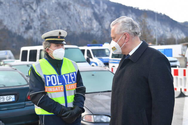 Bayerns Innenminister Joachim Herrmann informiert sich ueber Einreisekontrollen und Corona-Testungen in Kiefersfelden an der Grenze zu Tirol. Grenzkontrollen an der oesterreichisch deutschen Grenze ,Grenzuebergang Kiefersfelden Einreise von Tirol Oesterreich nach Bayern Deutschland.