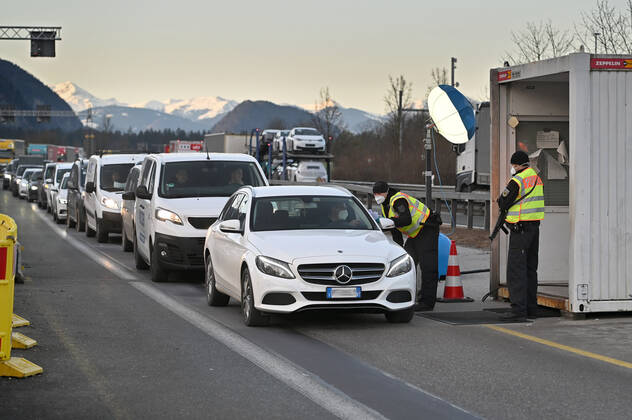 Grenzkontrollen an der oesterreichisch deutschen Grenze ,Grenzuebergang Kiefersfelden Grenzpolizisten kontrollieren Autofahrer bei der Einreise von Tirol Oesterreich nach Bayern Deutschland.