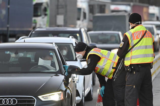 Grenzkontrollen an der oesterreichisch deutschen Grenze ,Grenzuebergang Kiefersfelden Grenzpolizisten kontrollieren Autofahrer bei der Einreise von Tirol Oesterreich nach Bayern Deutschland.
