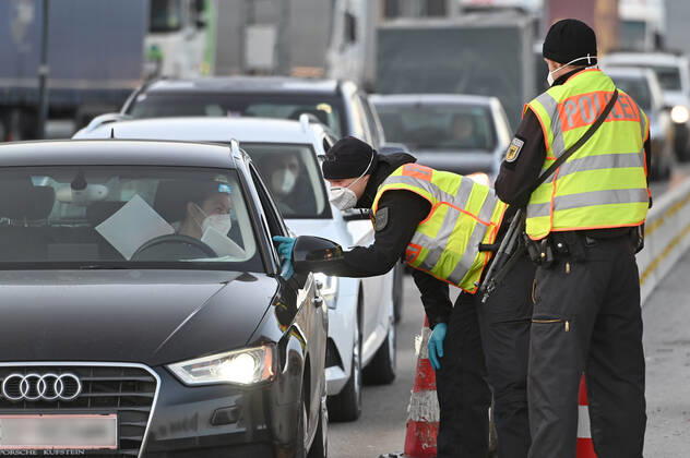 Grenzkontrollen an der oesterreichisch deutschen Grenze ,Grenzuebergang Kiefersfelden Grenzpolizisten kontrollieren Autofahrer bei der Einreise von Tirol Oesterreich nach Bayern Deutschland.