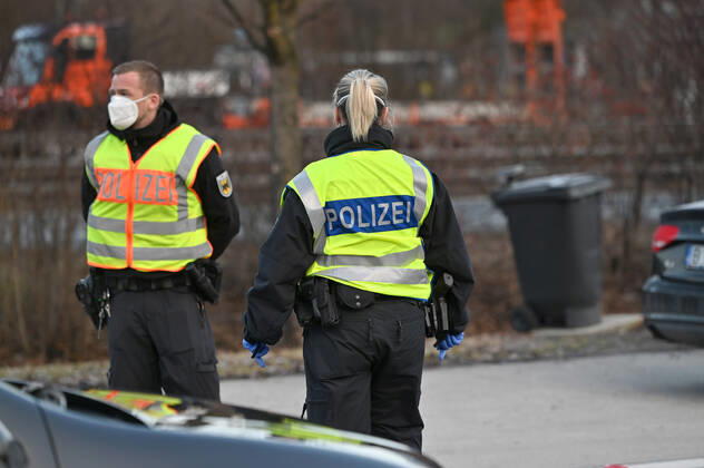 Grenzkontrollen an der oesterreichisch deutschen Grenze ,Grenzuebergang Kiefersfelden Grenzpolizisten kontrollieren Autofahrer bei der Einreise von Tirol Oesterreich nach Bayern Deutschland.